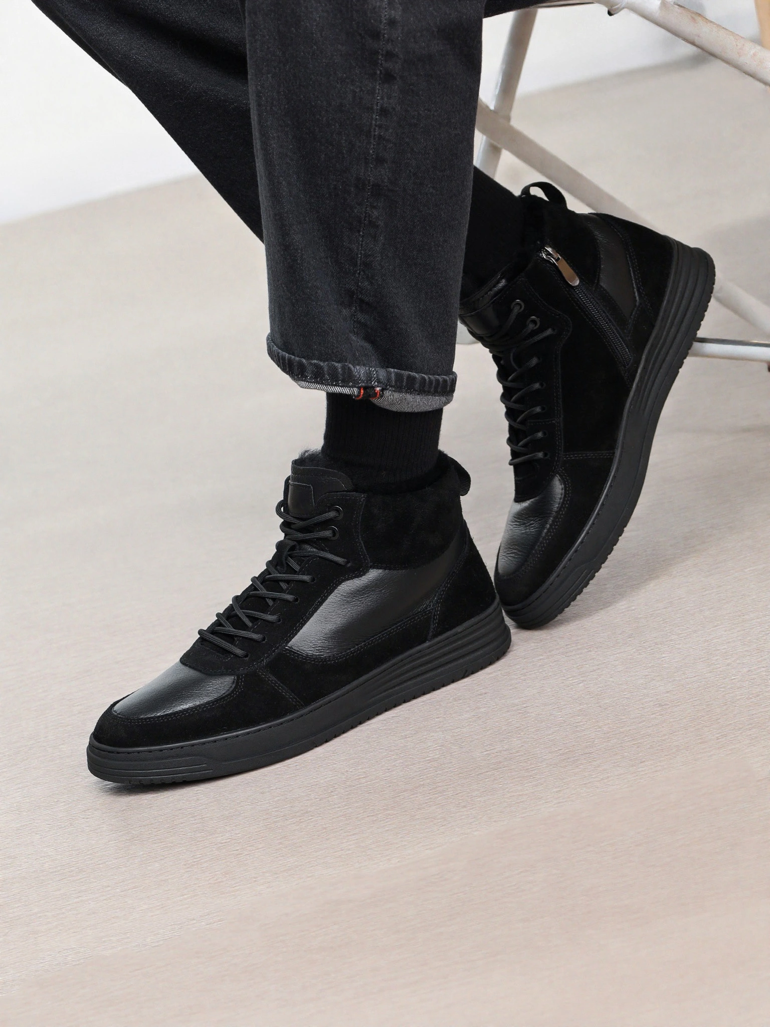 Ботинки комбинированные черного цвета на низкой платформе